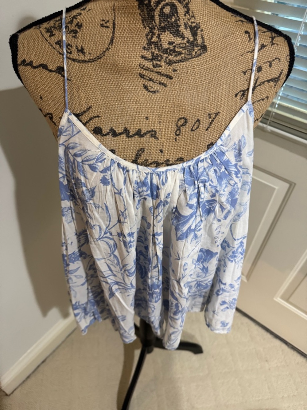 NWT Love by GAP White Camisole with Blue Floral Print size XL - Picture 2 of 12